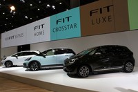台上に並んだ新型「フィット」。左から「ホーム」「クロスター」「リュクス」の各グレード。