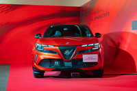 「アルファ・ロメオ・ジュニア」のフロントフェイス。横一列に並んだ三眼ヘッドランプや進化した盾型のフロントグリルなどで、アルファ・ロメオらしい個性を主張する。