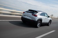 サスペンション形式はフロントがマクファーソンストラット式でリアがトーションビーム式。FF車も4WD車も変わらない。