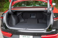 「クラウン クロスオーバー」のトランク容量は450リッター。ゴルフバッグ4つが必須項目だった歴代モデルには及ばないが、クラブのヘッドの方向を入れ違いにすることで3つは積める。後席の背もたれは固定式だがトランクスルーが付いている。