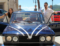 エンジンフードには、昨日の式のためにドレスアップしたリボンがひと晩たっても残されていた。