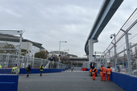 コース全長2.582kmのうち、およそ半分が公道。現在急ピッチでコースの設営が進んでいる。写真は90度のコーナーとなる東京ビッグサイト前交差点の様子。