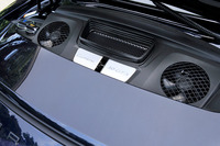 リアのフードを開けた様子。送風ファンは見えるものの、エンジン本体は目にすることができない。