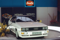 1980年3月のジュネーブモーターショーで発表された「アウディ・クワトロ」。エンジンは最高出力200PSの2.1リッター直列5気筒ターボで、フルタイム4WDと組み合わされていた。