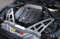 パワーユニットは最高出力495PS、最大トルク730N・mの3リッター直6ツインターボエンジン。エンジンカバーを挟むように「ドームバルクヘッド・ストラット」と呼ばれるボディー補強が施される。