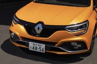 F1マシンを思わせるエアインテークブレードが備わるフロントまわり。モータースポーツのDNAが表現されている。