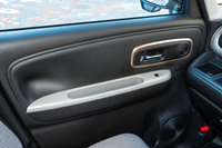 インストゥルメントパネルのカラーリングはドアアームレストにも反復して使われる。