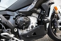 排気量999ccの水冷4ストローク直4 DOHCエンジンは、「S1000RR」のユニットをベースに可変バルブ機構を省略し、低・中回転域を重視するセッティングを施したものだ。最高出力165PS、最大トルク114N・mを発生する。