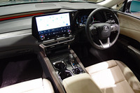 インテリアは新型「NX」と同じく「Tazuna Concept」をもとにデザイン。多くの機能が中央のタッチスクリーンに集約されている。