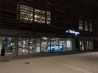 「eビレッジ」の所在地は「Via Nizza,230 Torino」。イタリアの新型コロナ対策でショッピングモールに規制が適用されているため、2021年3月現在は土日に営業していない。営業時間は月曜から金曜の、それぞれ10時から20時まで。