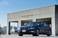 新型「5シリーズ」（G30型）は通算で7代目に当たる。先代モデル（F10型）の登場から数えて7年ぶりのフルモデルチェンジとなる。