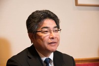 「グランエース」のモデルライフは、普通乗用車のおよそ倍にあたる12年。開発責任者の石川拓生さん（写真）によれば、キャンパーメーカーからカスタムベース車としてのラブコールもあるため、廉価なバンタイプのラインナップを検討しているとのこと。