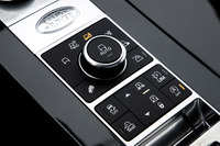 新型「ディスカバリー」にはテレインレスポンス2が装備される。