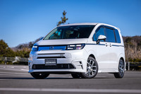 同じく実車が初披露された「無限フリード エアー」。「Sports for Everyone」を開発コンセプトとしたカスタマイズが行われている。メッキ仕上げのフロントグリルで無限ブランドを主張する。