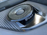 「サミットリザーブ」ではオーディオに米McIntosh（マッキントッシュ）のプレミアムサウンドシステムを採用。車内には実に18基ものスピーカーと10インチのサブウーハーが搭載されている。