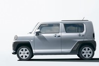 「小さなクルマ」といえば軽乗用車だが、その軽もまたSUV（およびSUVライクなモデル）が人気を博している。写真は「ダイハツ・タフト」。「スズキ・ハスラー」と市場を分かつ。
