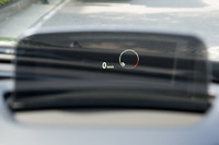 ヘッドアップディスプレイは、セットオプションの「INTERIORパッケージ」に含まれている。写真のように速度計と回転計を表示させたり、ナビの情報を表示させたりできる。