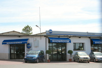 その販売店が営業していた、2006年当時のスナップ。旧ロゴが掲げられ、店頭には「フィアット・ムルティプラ」の後期型が展示されている。