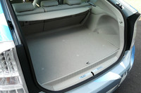 荷室は通常の「プリウス」に比べ、若干床面が高くなっている。