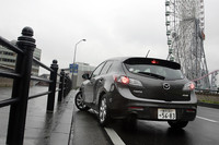 CVTを組み合わせた1.5リッターエンジン搭載モデルは、ソフトな乗り心地が印象的。エンジンパワーも十分だが、エンジンの回転が上がってから車速がついてくるような、少し前のCVTのような加速フィールが気になった。
	
	【スペック】スポーツ15C：全長×全幅×全高＝4490×1755×1465mm／ホイールベース＝2640mm／車重＝1250kg／駆動方式＝FF／1.5リッター直4DOHC16バルブ（111ps/6000rpm、14.3kgm/4500rpm）／価格＝166万円（テスト車＝215万3500円／スポーティコンフォートパッケージ＝9万4500円／ドライビングコンフォートパッケージ＝3万1500円／プッシュボタンスタートシステム＋キーレスエントリーシステム＝4万2000円／ディスチャージヘッドランプ＋マルチインフォメーションディスプレイ＝6万8250円／HDDナビゲーションシステム＝25万7250円）