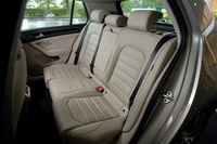 後席の様子。中央席の背もたれ部分には、長尺物を積むためのスキーホールが設けられている。
    