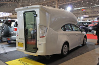 キャンパー＆車中泊カーのスペシャリストである「かーいんてりあ高橋」が現行「プリウス」をベースに仕立てた「リラックス・キャビン」。「プリウス」のテールゲートを外したほかは、ボディー加工せずにキャビン部分を載せているところがポイントの、いろいろな意味でエコなキャンパー。ルーフの上の部分は、ベッドスペースになっている。