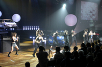 
	厳粛（おおげさか？）な雰囲気の会場が、いきなりレイブパーティに……。
	 