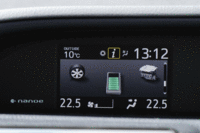 インパネ上部中央のマルチインフォメーションディスプレイ。エネルギーモニターなどのほか、3種類のアナログ時計も表示される。（クリックすると時計のバリエーションが見られます）