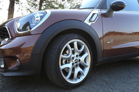 標準のタイヤサイズは205/55R17。テスト車にはオプションの19インチが装着されていた。