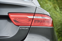 カタログ上の車名では200ps仕様は「2.0」、240ps仕様は「2.5」と表記されるが、ボディーにはそれぞれ「20t」「25t」というバッジが付く。