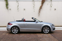 フルオートマチック電動油圧式ソフトトップ（2.0TFSIはオプション）により、ソフトトップはボタンを押すだけで、12秒で開閉する。