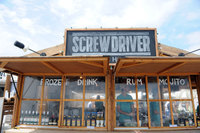 18年間、東京・吉祥寺で営業、都内有数のラムの品ぞろえを誇るBAR「SCREW DRIVER」が期間限定で出店。ランドクルーザーのイメージにあった世界のフードとラム＆カクテルを提供している。ちなみに、店名がウオツカベースのカクテルの名前なのは、18年前のオープン当時、ラムはあまりにマイナーな存在だったので、知名度の高いカクテルの名前でとりあえずスタート。そして、そのまま変えるタイミングを逃して今日に至っているとのこと。