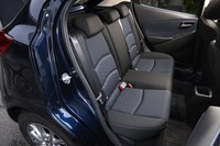 シート表皮については、グレードごとに特定の材質とカラーが割り当てられる。「13S」（写真）は、インディゴブラックのファブリック。
    