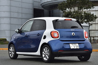 試乗車のボディーカラーはミッドナイトブルー（メタリック）×ホワイト。全8バリエーションが用意される。