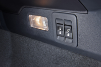 オプションを選択したテスト車の荷室には、後席の電動リクライニング＆電動格納用スイッチが備わる。後席や前席からも同様の操作ができる。
    