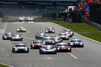 GT500クラスのスタートシーン。直後の1コーナーで接触が多発、波乱の幕開けとなった。