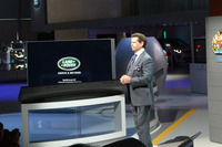 プレスカンファレンスでは、ランドローバーのジェリー・マクガバン氏が登壇した。