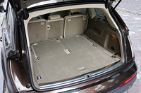 写真をクリックすると3列目シートを倒した荷室が見られます。