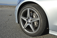 18インチのAMG5スポークアルミホイールが標準で装着される。ちなみに標準車は16インチで、「アバンギャルド」は17インチ。