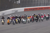 まるでバンコクあたりの朝のラッシュ風景のようだったスーパーカブ大パレード。これでも参加車両のごく一部にすぎない。