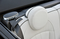 
	「アクティブ・ロールオーバープロテクション」とは、横転時に上方にバーがとび出すことで乗員を保護する安全装備。写真の、楕円（だえん）形状のバーツの下に備えられている。
	