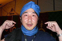 なぜかターバンの巻き方を習いました。翌日、砂漠で風や砂をよけるのにとても便利であることを知ります。