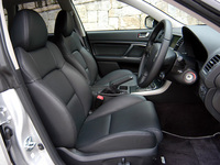 「2.0GT spec.B」のシートは、運転席が8Wayのパワーシートを装着、ランバーサポートやアームレストも備わる。試乗車は、オプションの本革仕様（ヒーター付き）だった。
	 