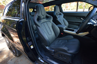 ヘッドレスト一体型のオックスフォードレザースポーツバケットシート。オプション「DYNAMIC PLUSパック」に含まれる。
    