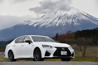 「GS F」の国内における月間目標販売台数は20台。ボディーカラーは、写真の「ホワイトノーヴァガラスフレーク」を含む計8色が用意される。