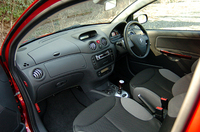 赤いボディカラーに組みあわせられる内装は、グレーのシートサイドサポート、ドアトリムに、赤いドアハンドル、シフトノブ。