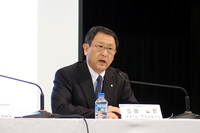 社長就任からちょうど2年を迎える豊田章男社長。記者団から2年を振り返っての感想を求められると、「リーマンショック後の赤字転落、震災など試練も多かったが、その間、トヨタはよりお客様から笑顔をいただける企業になったと思う」と心情を吐露した。