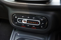 センタークラスターに備わる空調の操作パネル。操作方法はユニークで中央のツマミを左右に動かして温度を調整する。