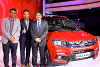 スズキの新型車「ビターラ ブレッツァ」と筆者（中央）。