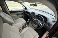 ステアリングやインパネのデザインは、姉妹車の「パトリオット」と基本的に同じ。